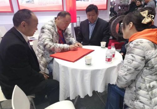 中通協(xié)閥門分會張宗列秘書長視察河南開閥展位并題詞.jpg